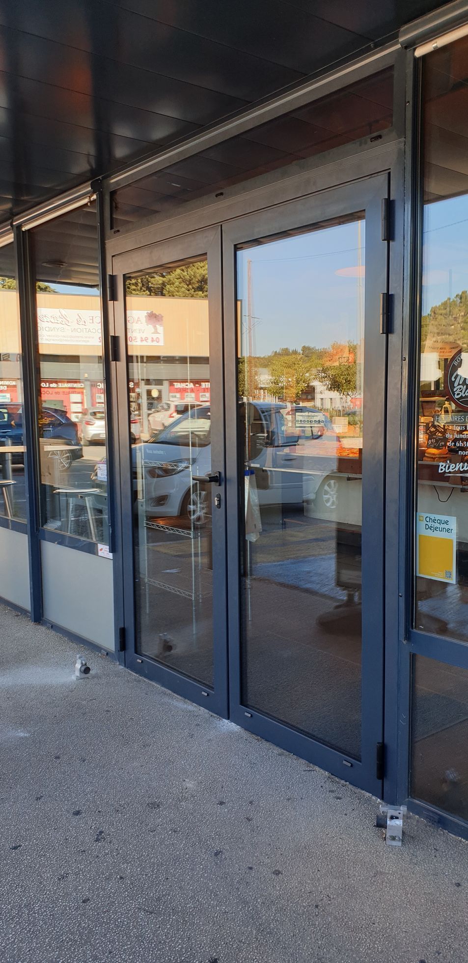 Présentation d'une porte extérieure d'un magasin