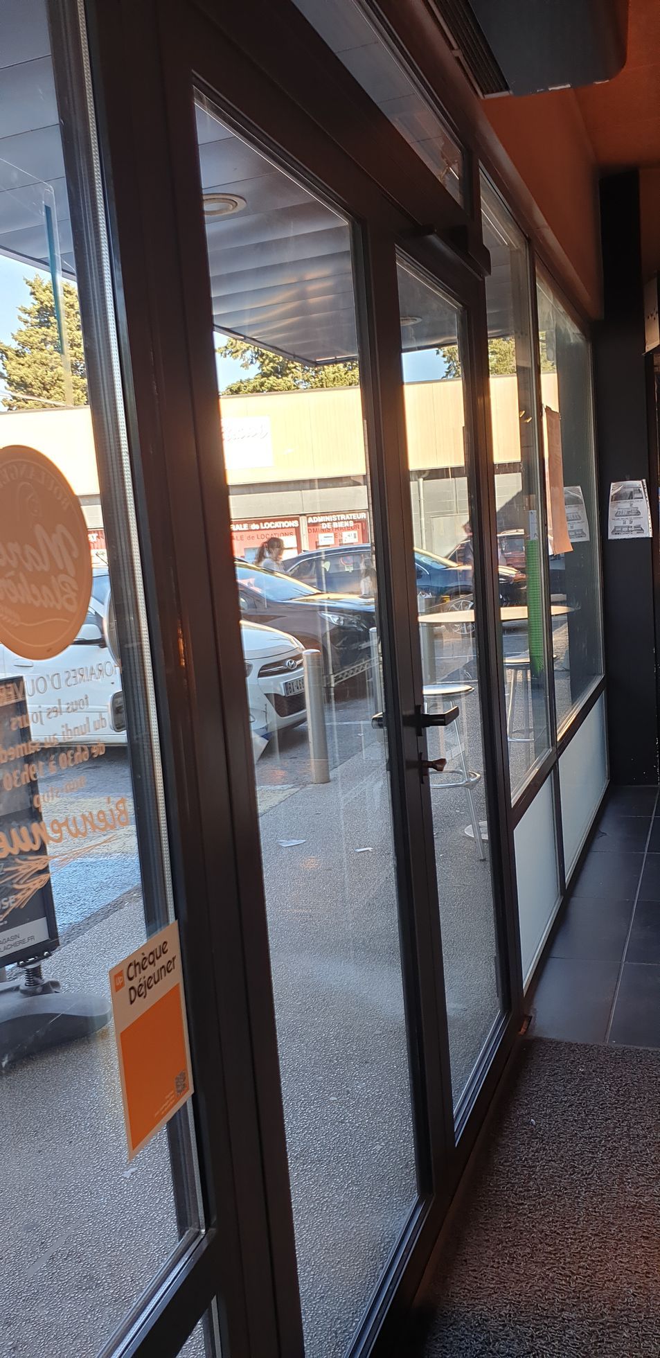 Autre angle porte vantaux en aluminium