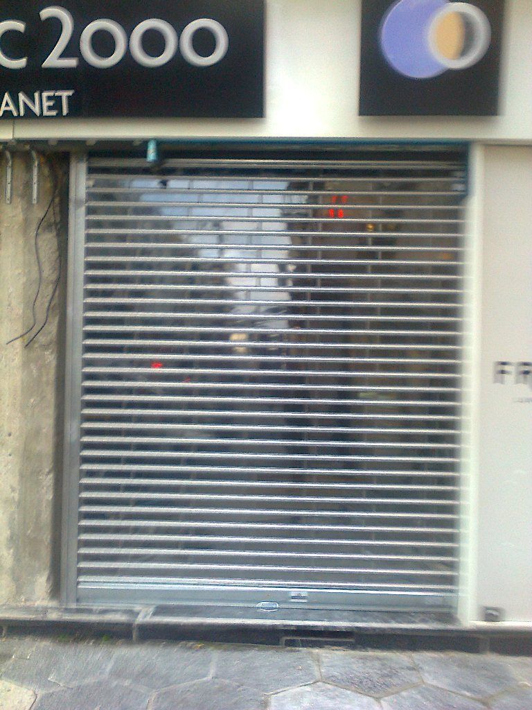 Rideau métallique magasin optique 2000