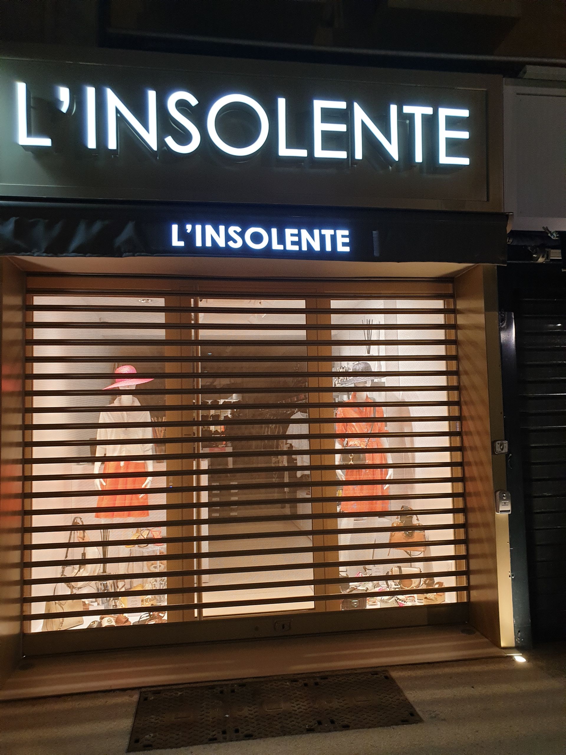 Rideaux métalliques devant le magasin L'insolente