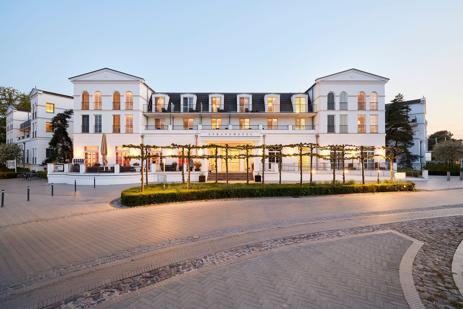 Außenansicht des Strandhotels Zingst an der Ostseeküste