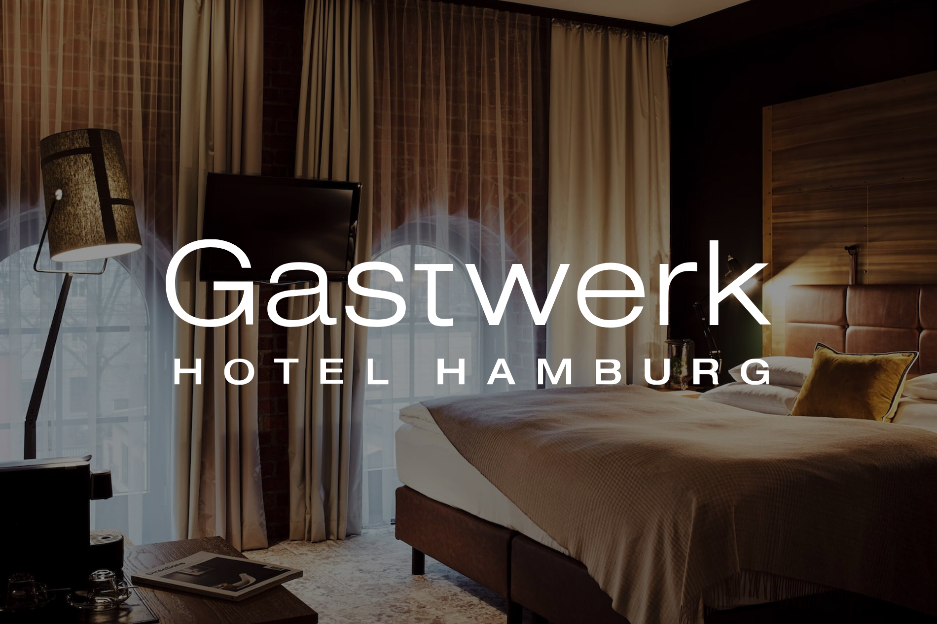Hotelzimmerinterieur mit eingeblendetem Text „Gastwerk Hotel Hamburg“