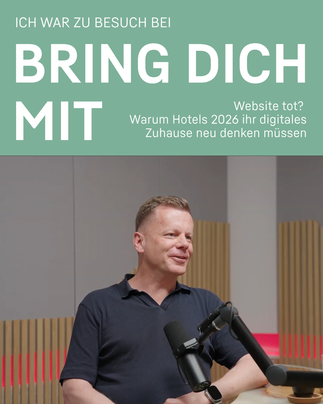 Der Podcast-Moderator im schwarzen Hemd spricht in ein Studiomikrofon; darüber prangt ein türkisfarbener Bannertext.