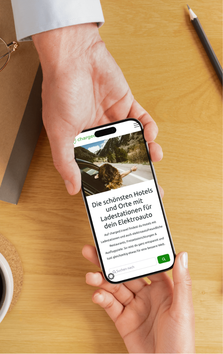 Hände halten ein Smartphone