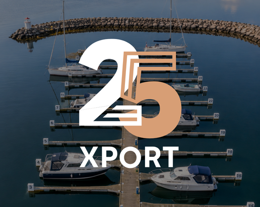 25 XPORT-Logo über einer Luftaufnahme von Yachten in einem Yachthafen mit einem gebogenen Wellenbrecher