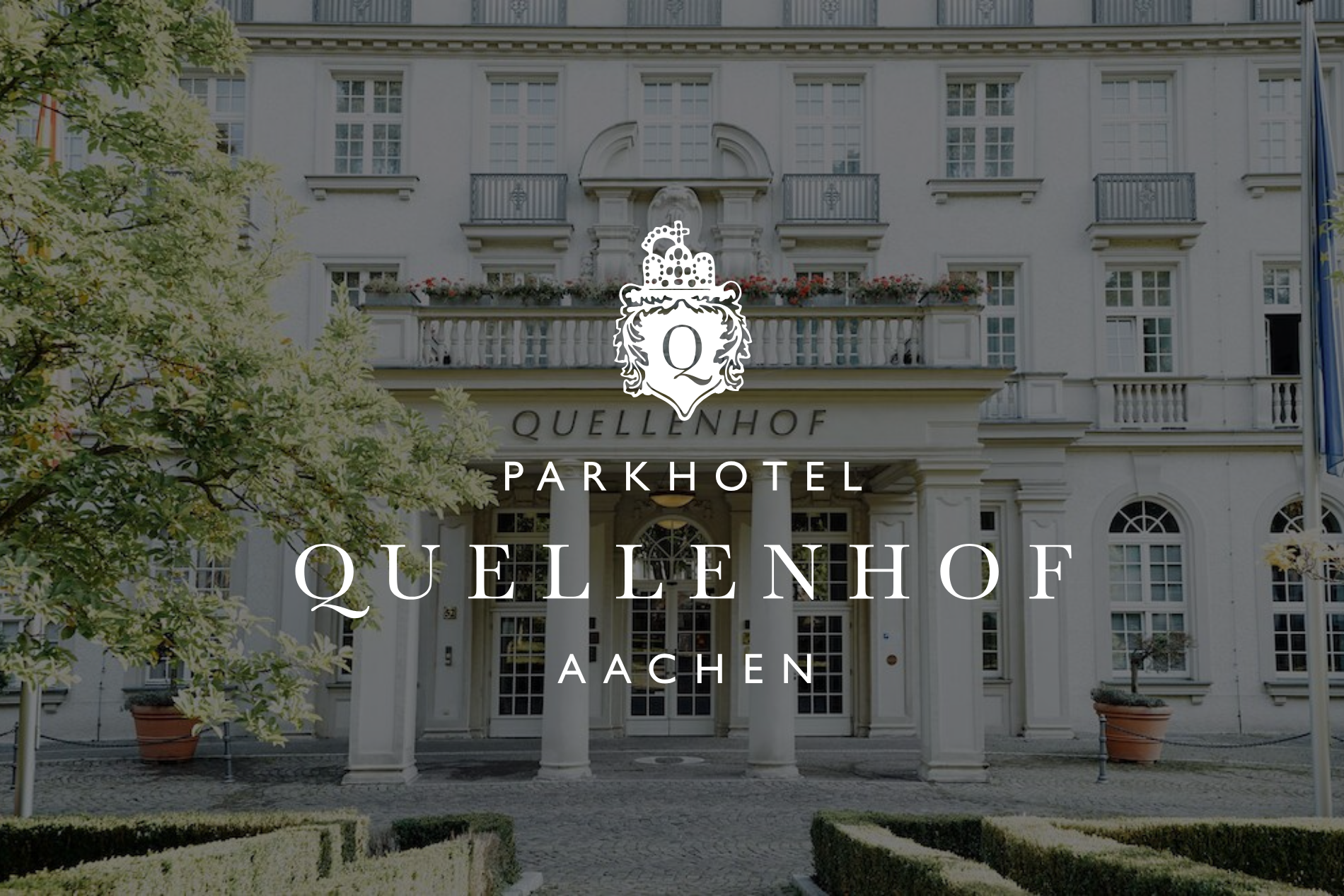 Eingang des Hotel Parkhotel Quellenhof Aachen mit weißer Fassade, Säulen und Logoüberlagerung