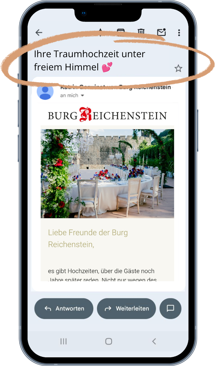 Auf einem Smartphone-Bildschirm wird ein Restauranteintrag mit Foto der Terrasse und Kundenbewertung angezeigt.