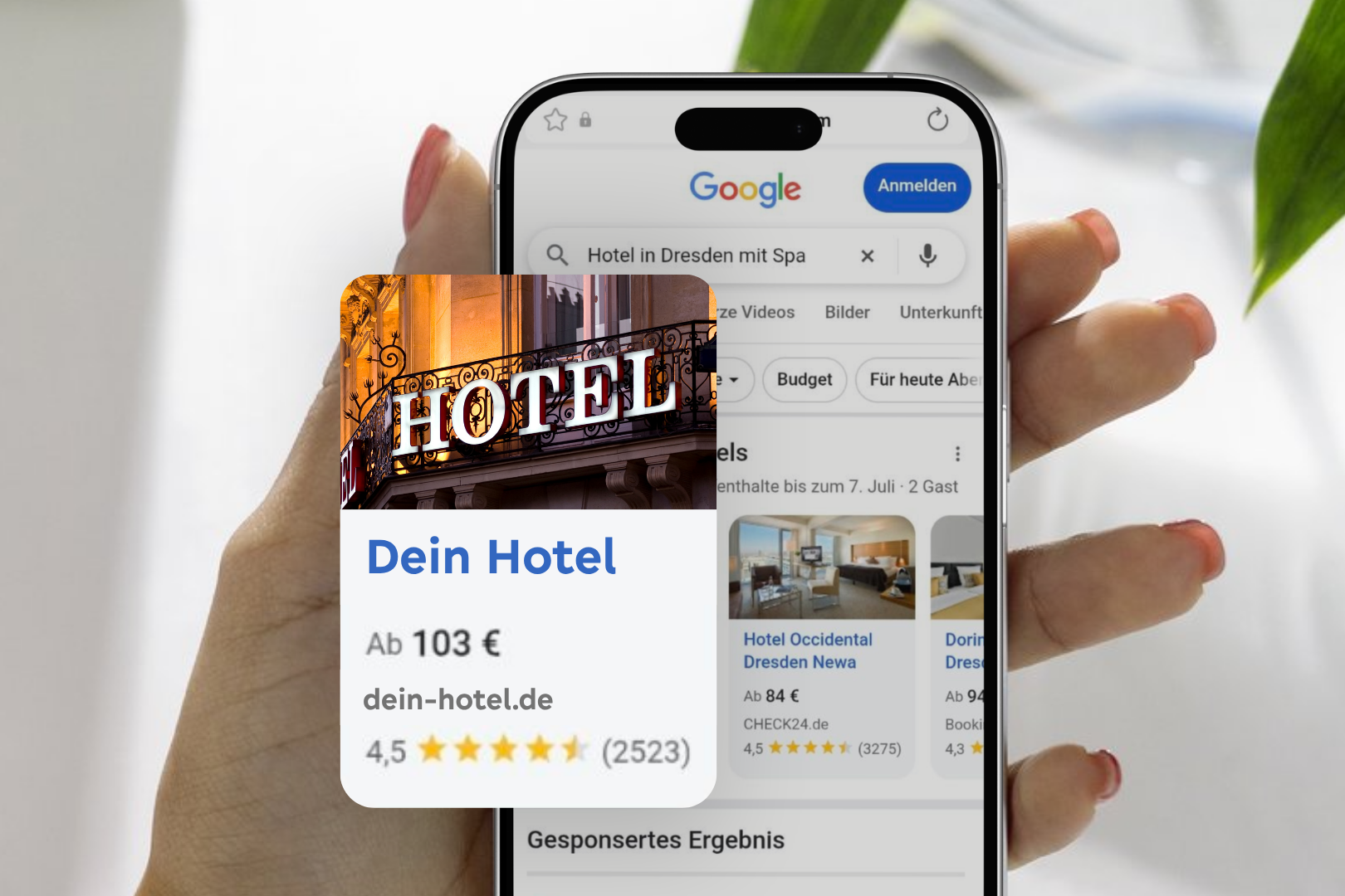 Eine Hand hält ein Smartphone, auf dem ein Google-Hoteleintrag mit Hotelsymbol und Kartendarstellung zu sehen ist.