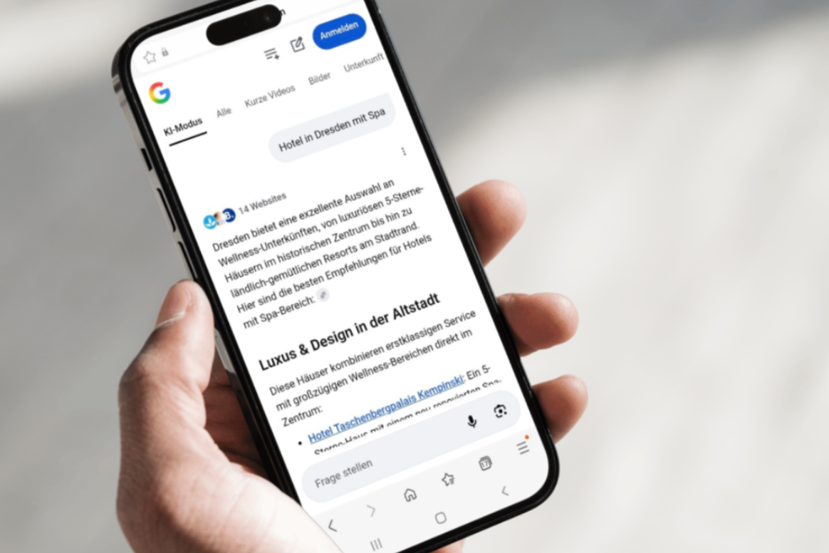 Hand hält ein Smartphone, auf dem eine Google-Suchergebnisseite auf weißem Hintergrund angezeigt wird
