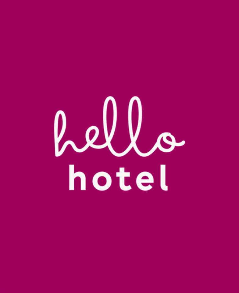 Weißes „Hello Hotel“-Logo auf magentafarbenem Hintergrund
