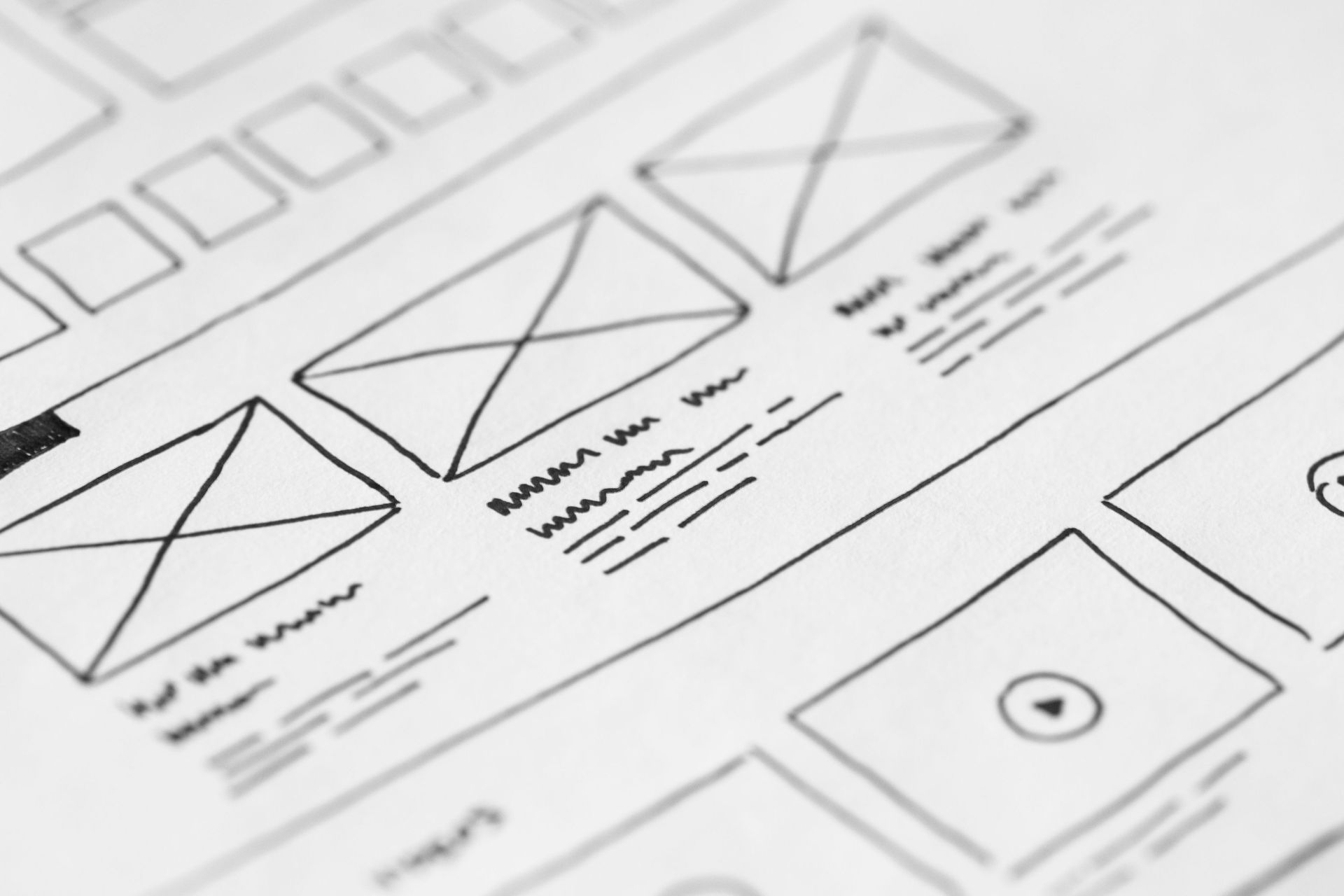 Website-Wireframe-Skizze mit Platzhalterbildern und Layout-Hinweisen auf einer weißen Seite