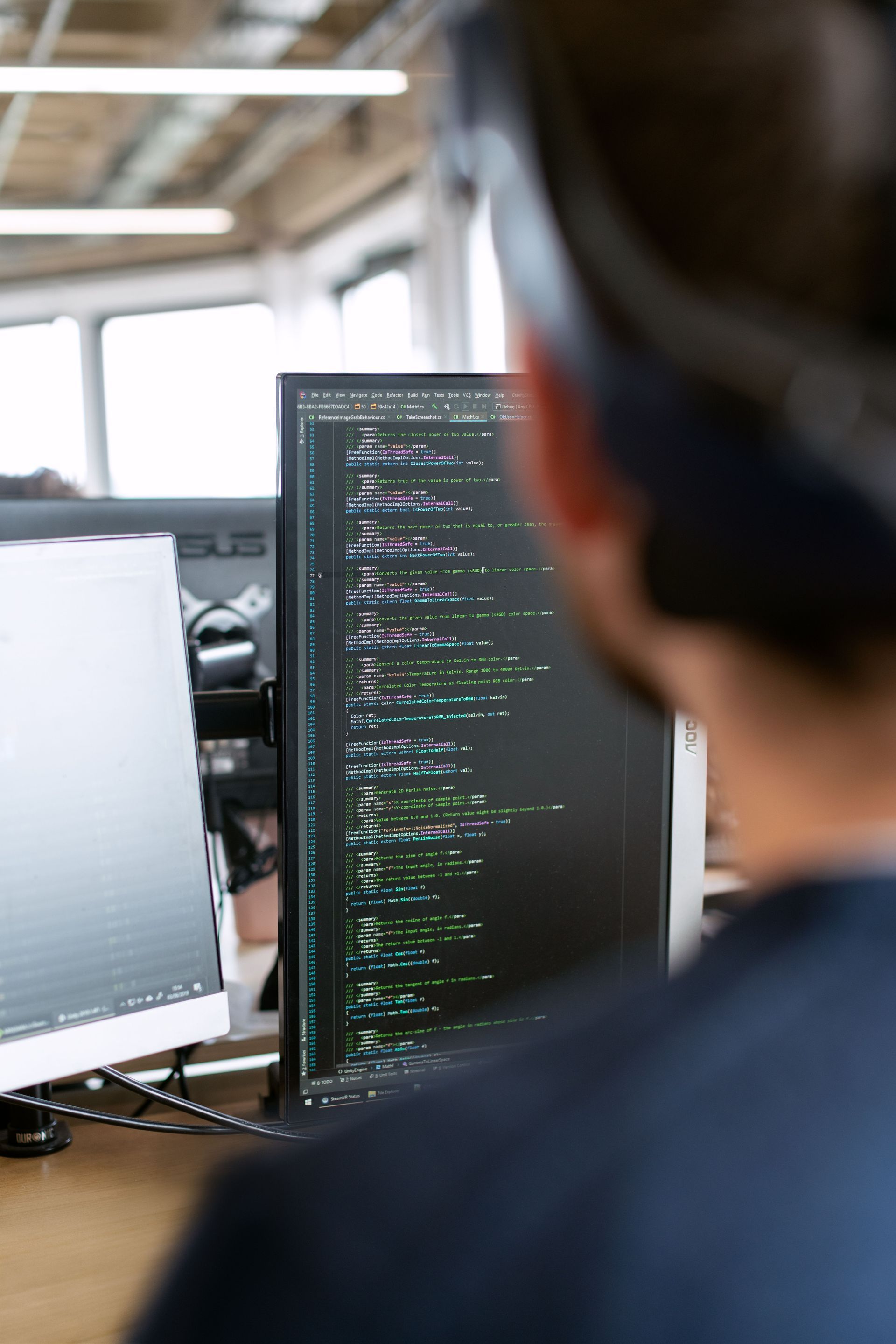 Ein Entwickler programmiert
