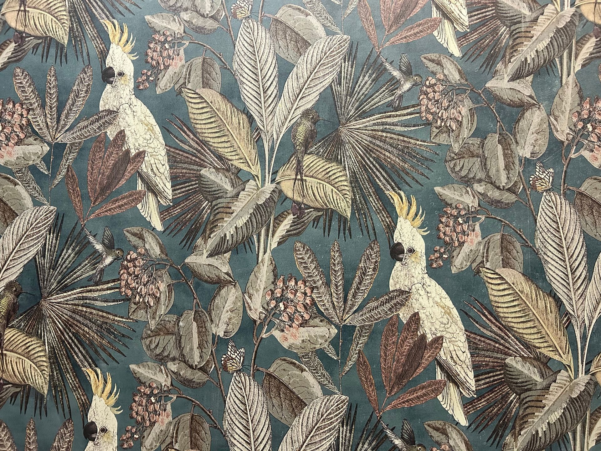 Un papier peint avec des oiseaux et des feuilles tropicales