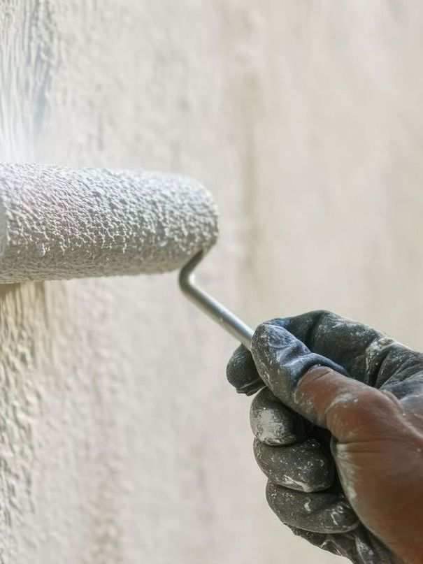 Un rouleau de peinture utilisé pour peindre une façade