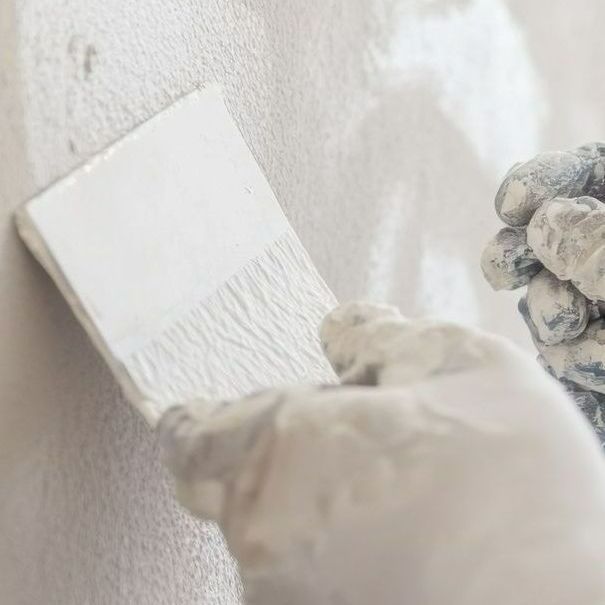 Application de peinture blanche sur un mur