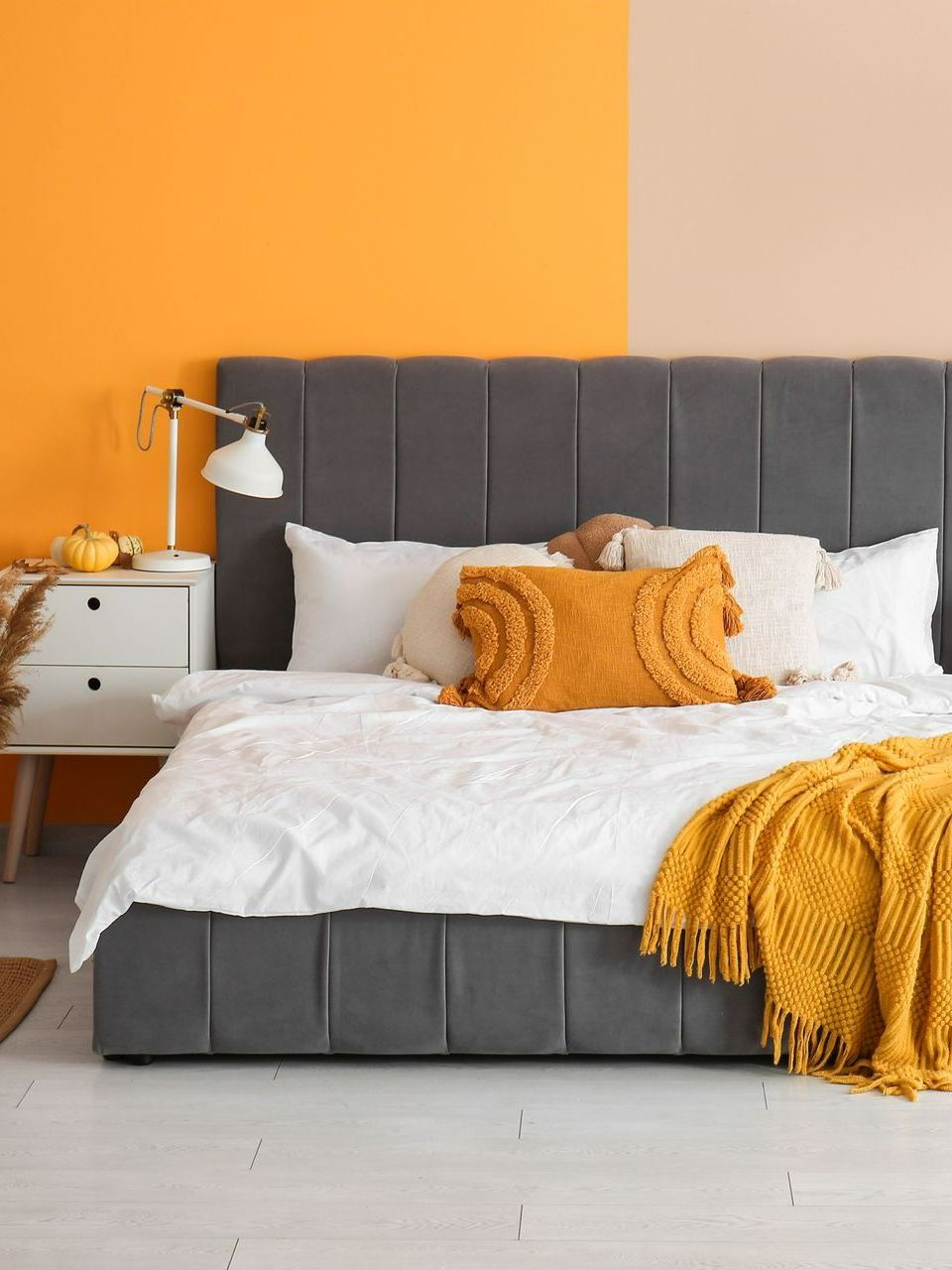 Une chambre avec du jaune et du beige