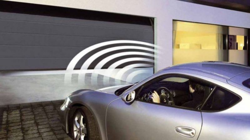 Voiture devant une porte de garage