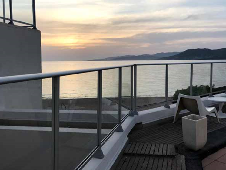 Garde-corps et vue sur mer