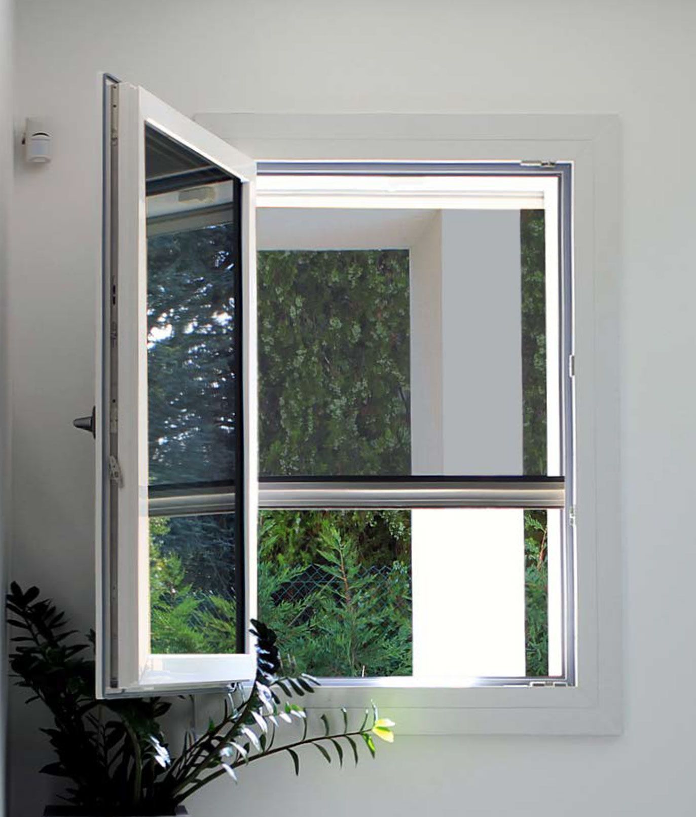 Fenêtre à cadre blanc, ouverte d'un côté, laissant entrevoir la verdure extérieure. Un écran sombre masque la partie fermée.
