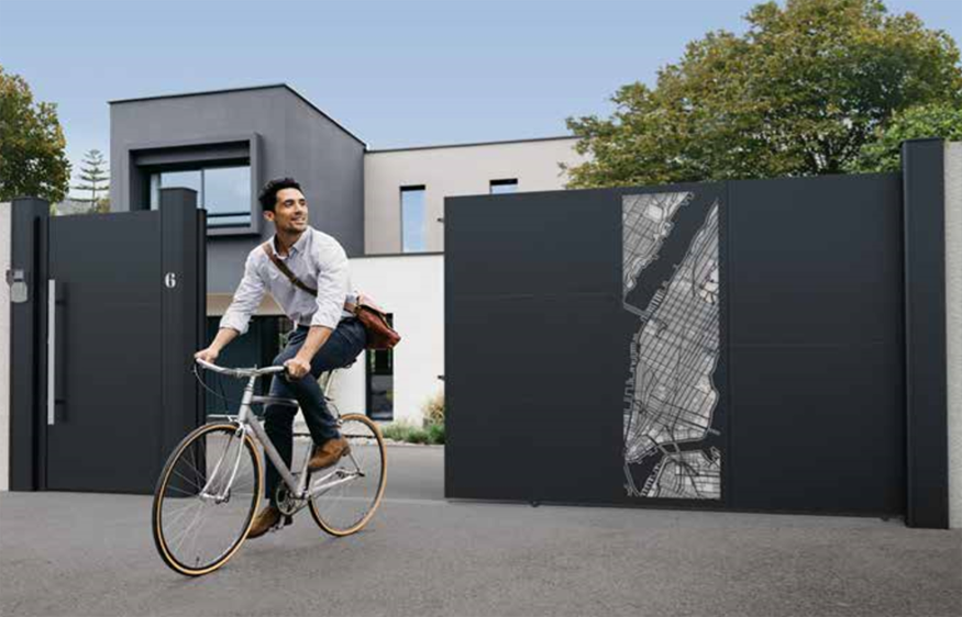 Homme à vélo sortant par son portail