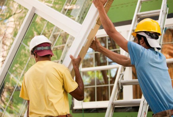 Ouvriers posant une fenêtre