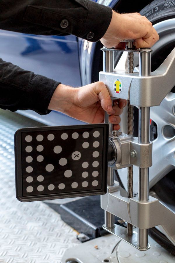 Eine Person passt einen Reifen mit einer Maschine an.