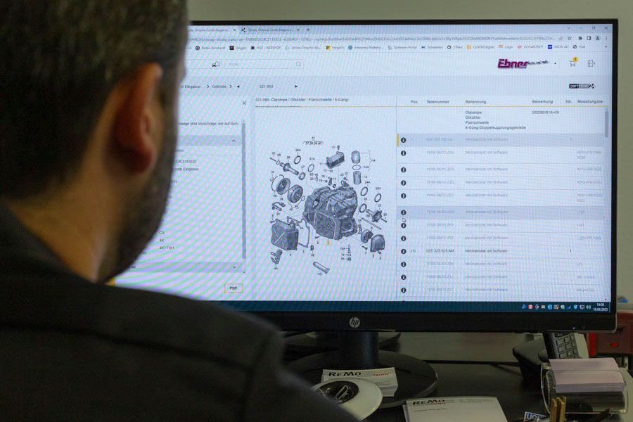 Ein Mann schaut auf einen Computerbildschirm mit einem Diagramm darauf.