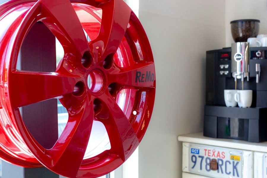 Ein rotes Rad ist neben einem texanischen Nummernschild zu sehen