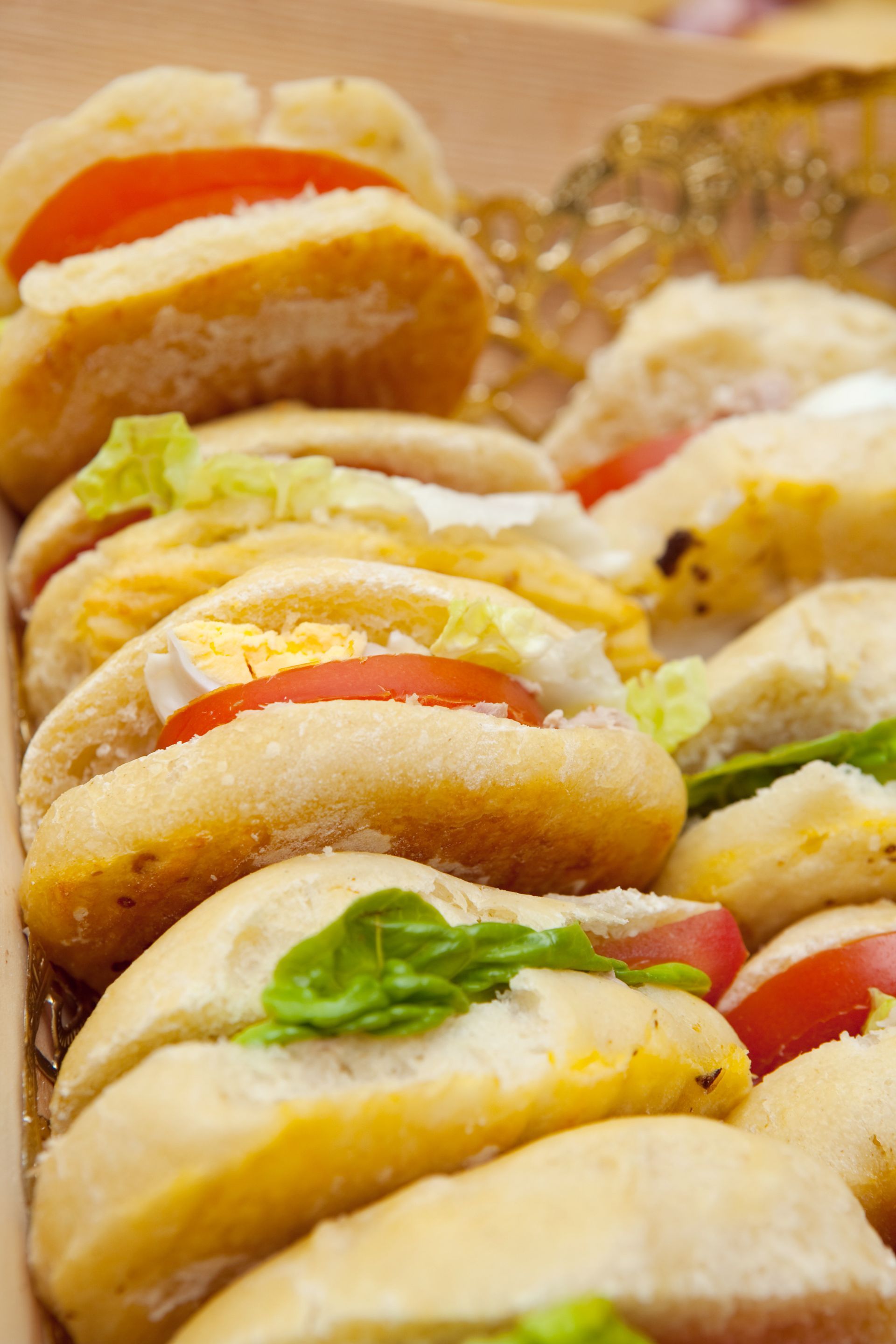 Des pains en forme ronde à la tomate et à la salade.