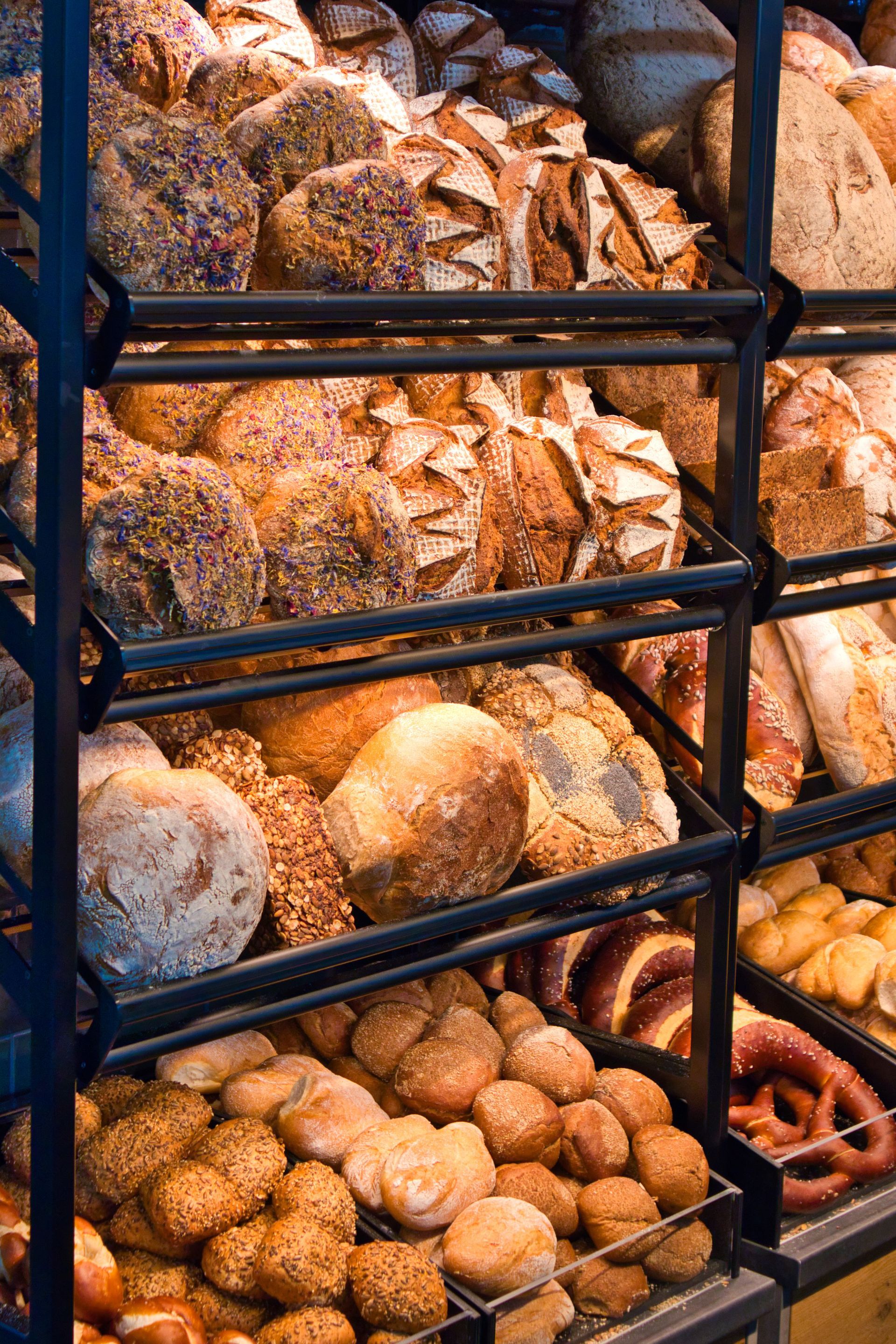 Des pains spéciaux de différentes formes sur un présentoir.