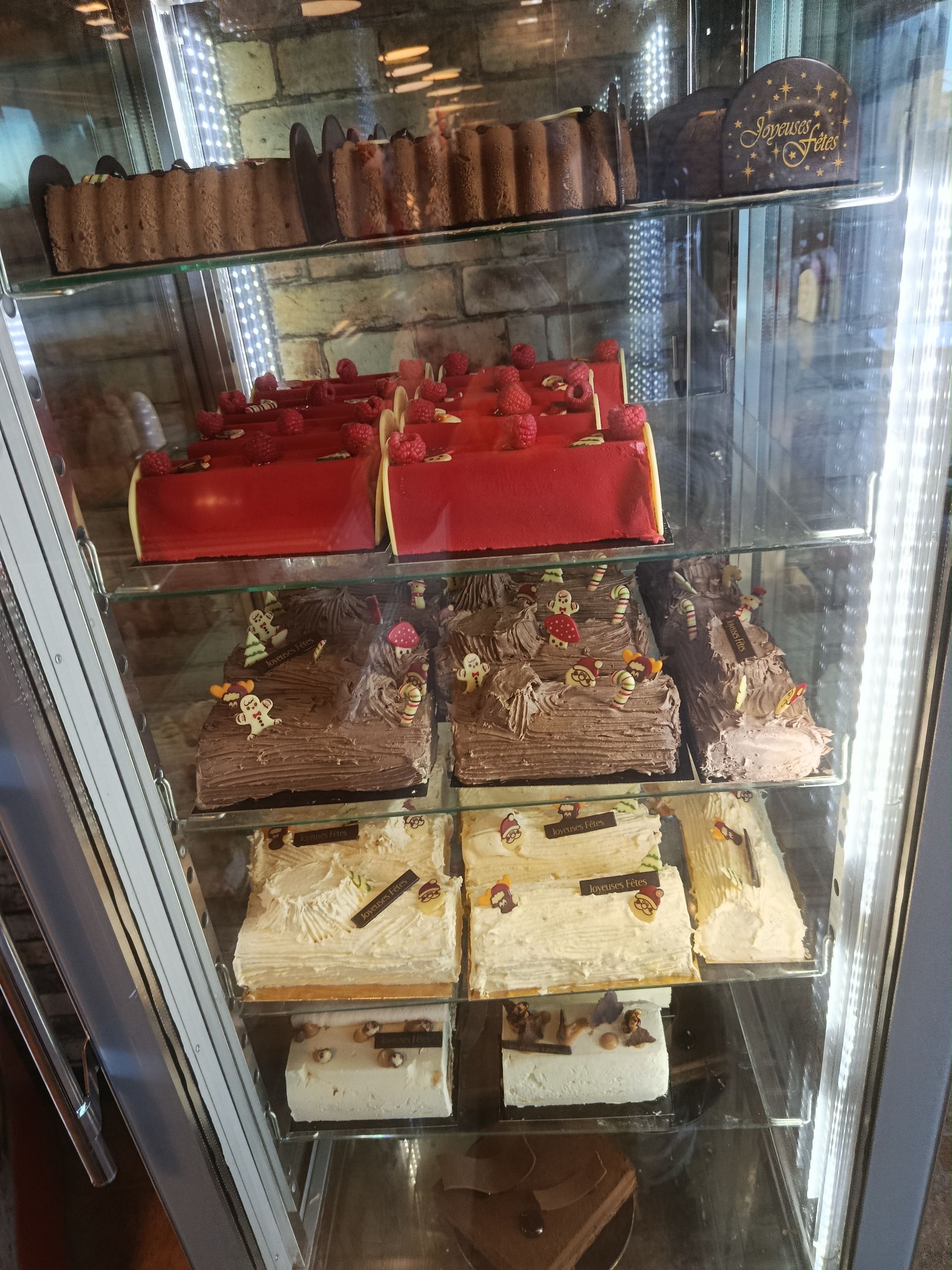 Gâteaux artisanaux dans une vitrine