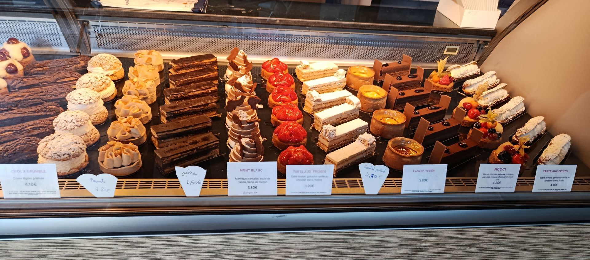 Parts de gâteaux dans la vitrine