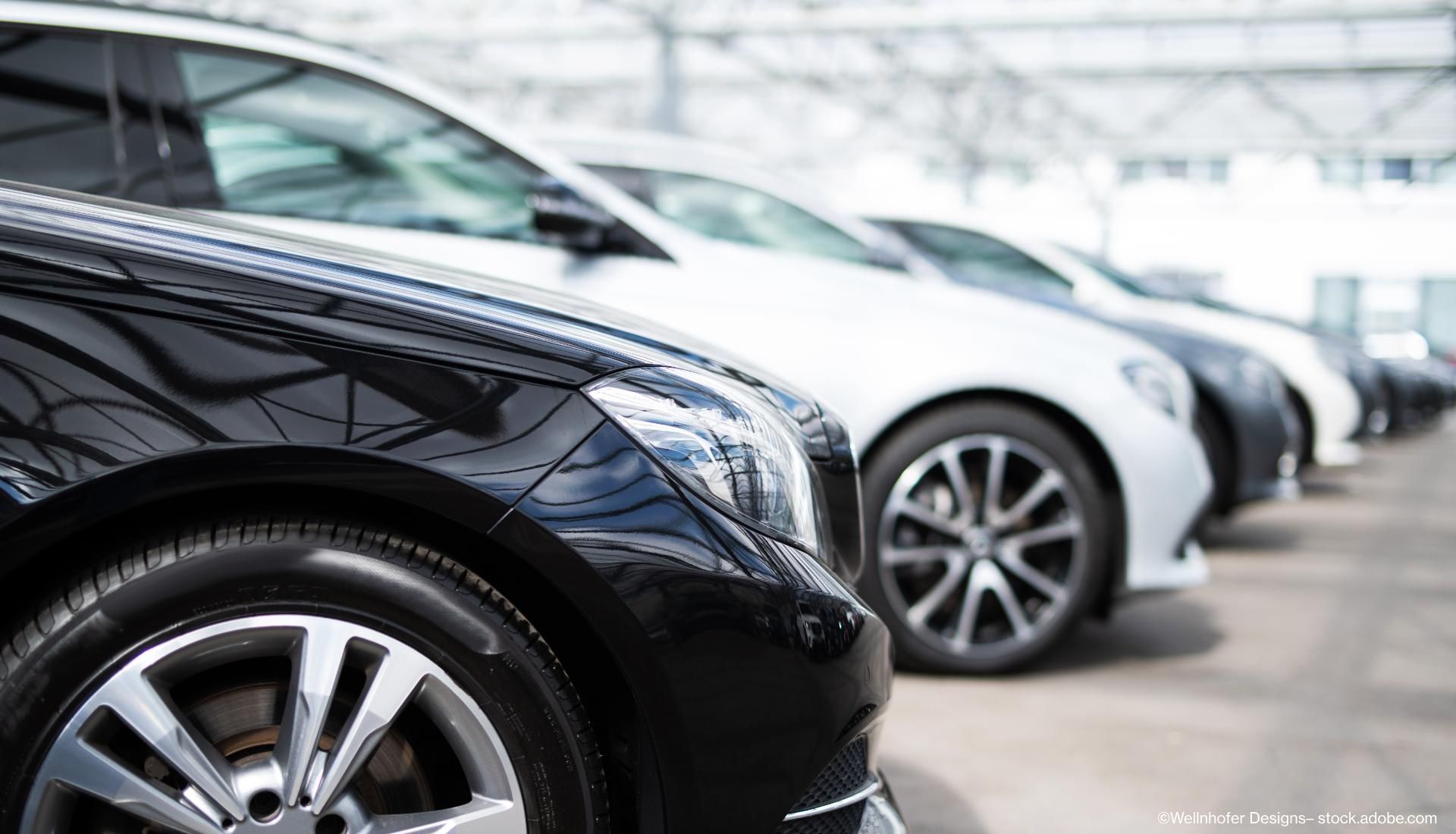 Mehrere schwarz-weiße Autos hintereinander