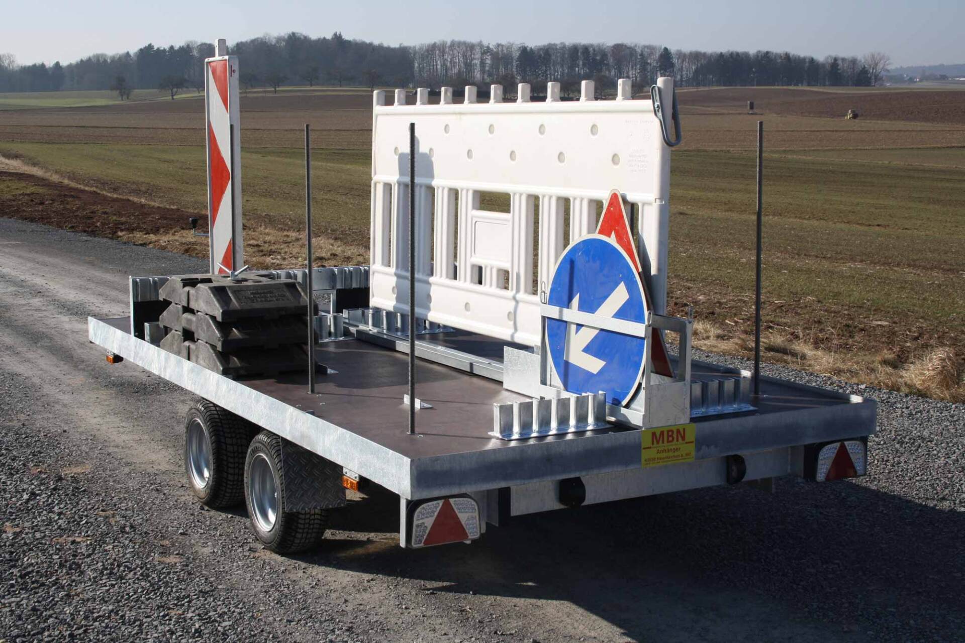 Mitarbeiter der MBN Maschinenbau Neunkirchen GmbH prüft Maschine