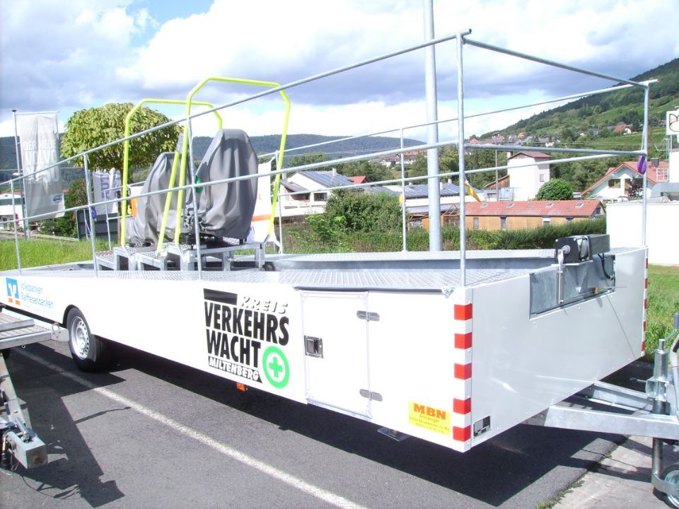 Anhänger mit Bühne der MBN Maschinenbau Neunkirchen GmbH