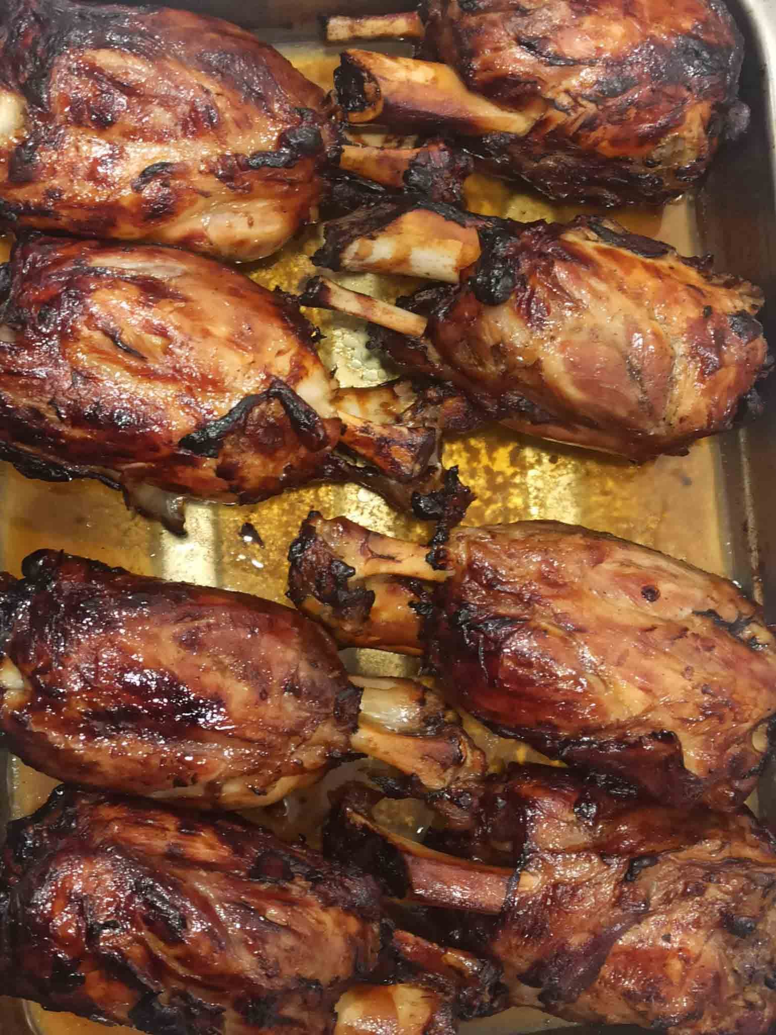 Un primer plano de una bandeja de alitas de pollo sobre una mesa.