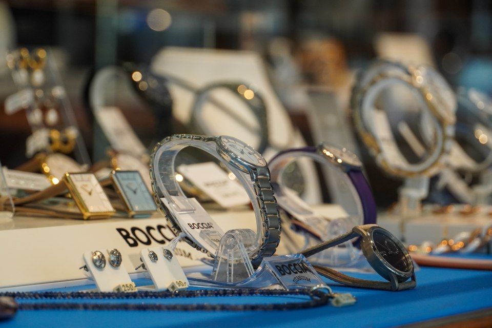In einem Schaufenster sind verschiedene Uhren ausgestellt, Imfeld Uhren + Schmuck GmbH
