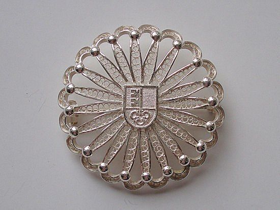 Eine Frau hält eine goldene Halskette in ihren Händen, Imfeld Uhren + Schmuck GmbH