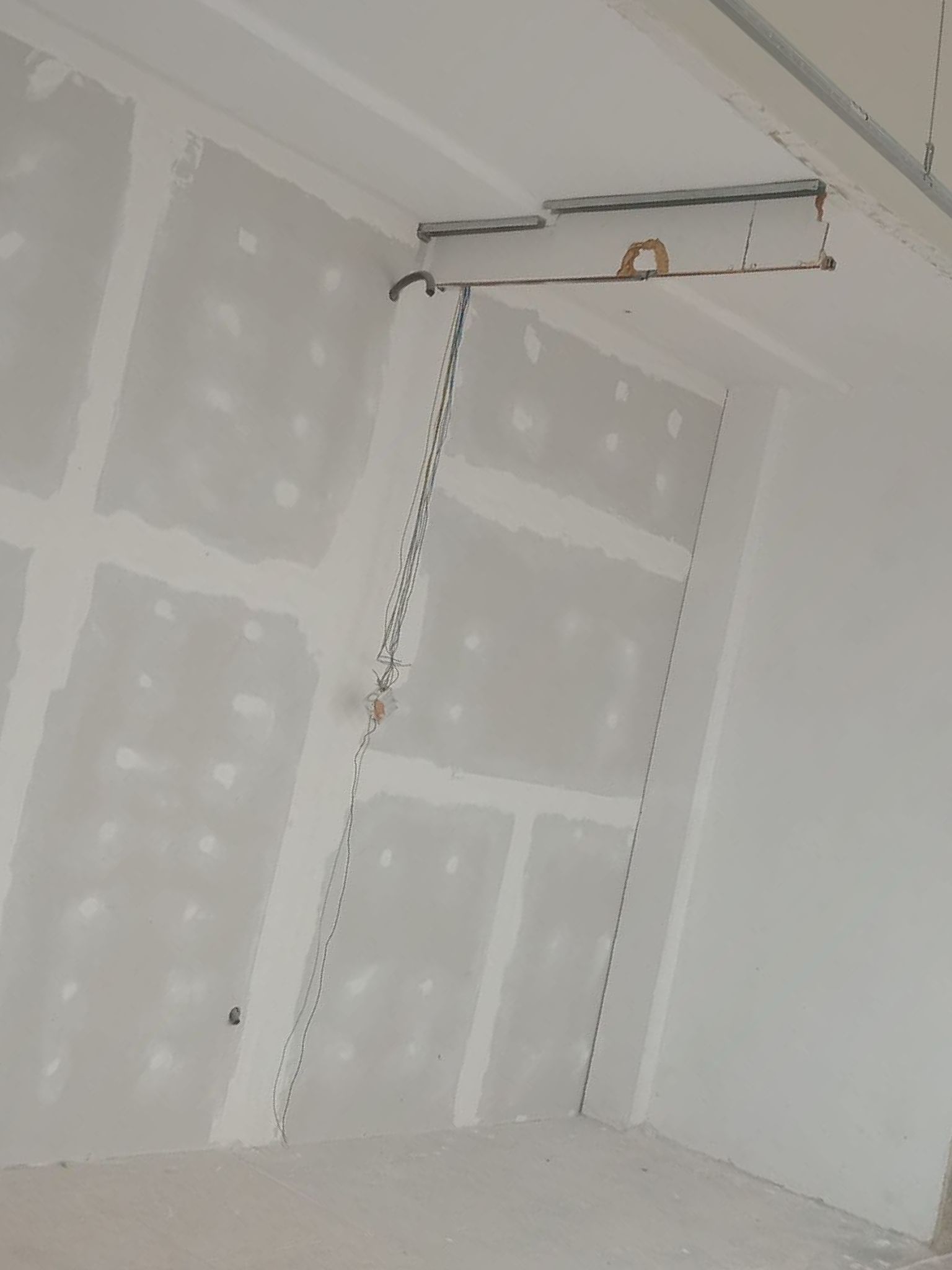 Una habitación con paredes blancas y un techo que se está construyendo.