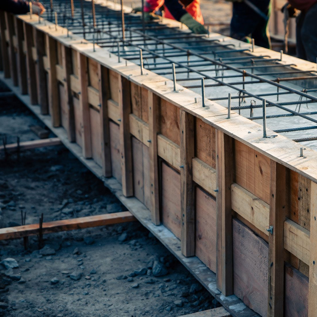 Gros plan d'un coffrage en bois pour béton armé sur un chantier de construction