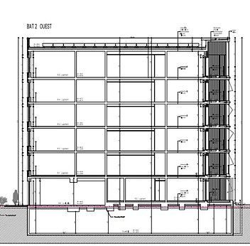 Coupe architecturale d'un bâtiment à plusieurs étages avec ossature et sous-sol