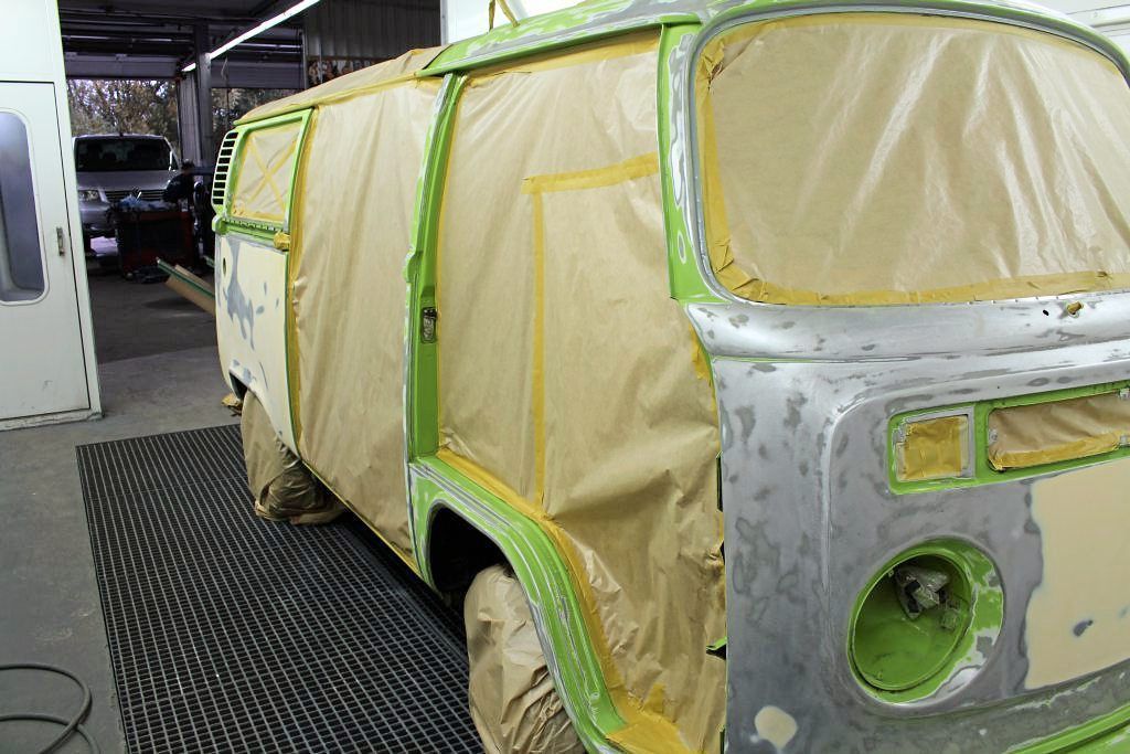 Ein Lieferwagen wird in einer Garage lackiert.