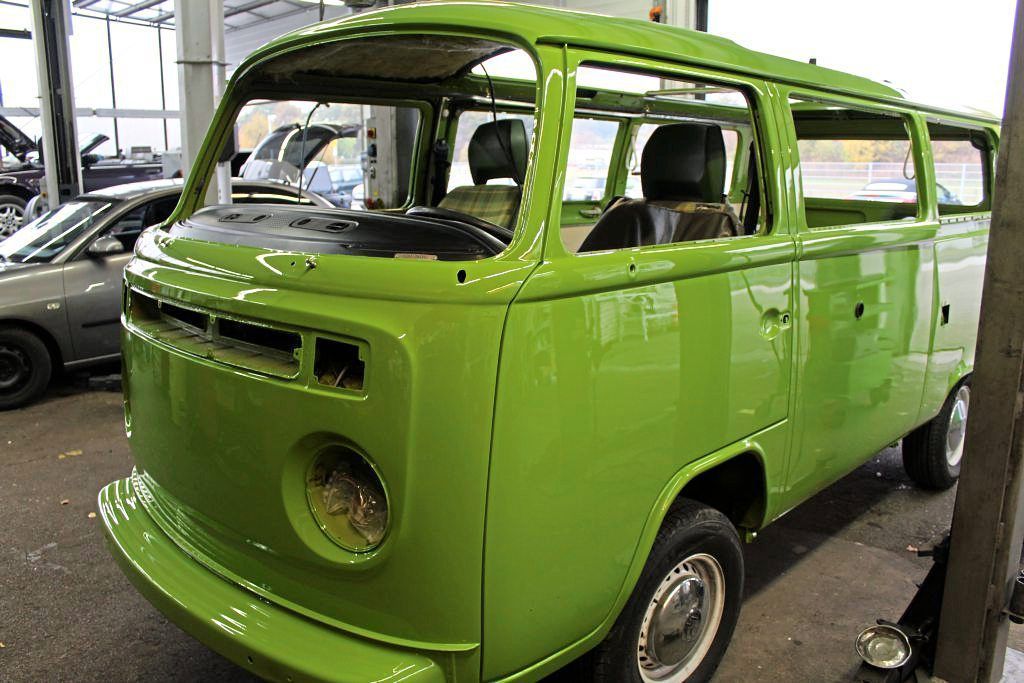 Ein Lieferwagen wird in einer Garage lackiert.