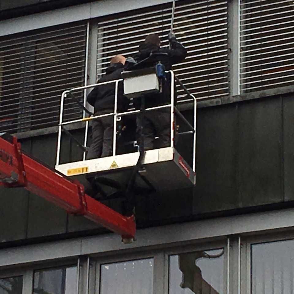 Zwei Männer auf einem Cherrypicker