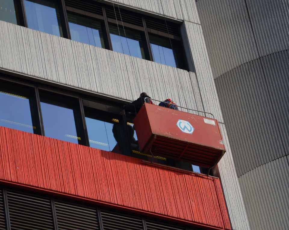 rote Hebebühne an modernem Haus