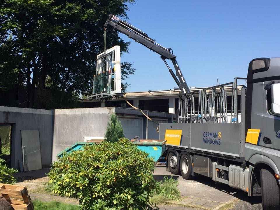 Schiebetür wird abgeladen