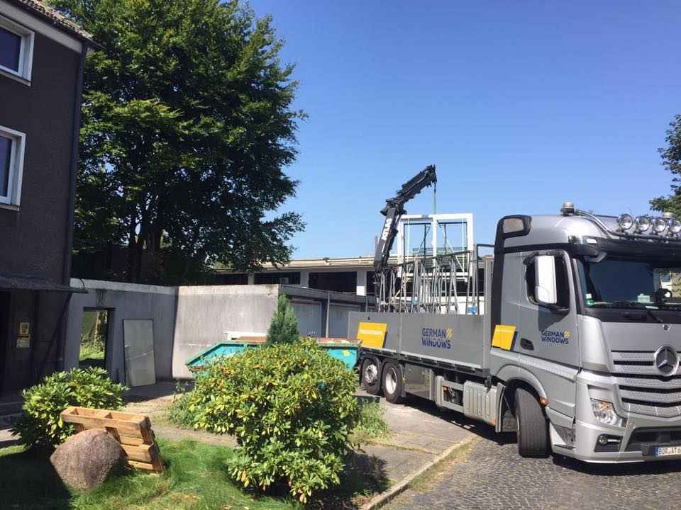 LKW mit Tragearm liefert Schiebetür