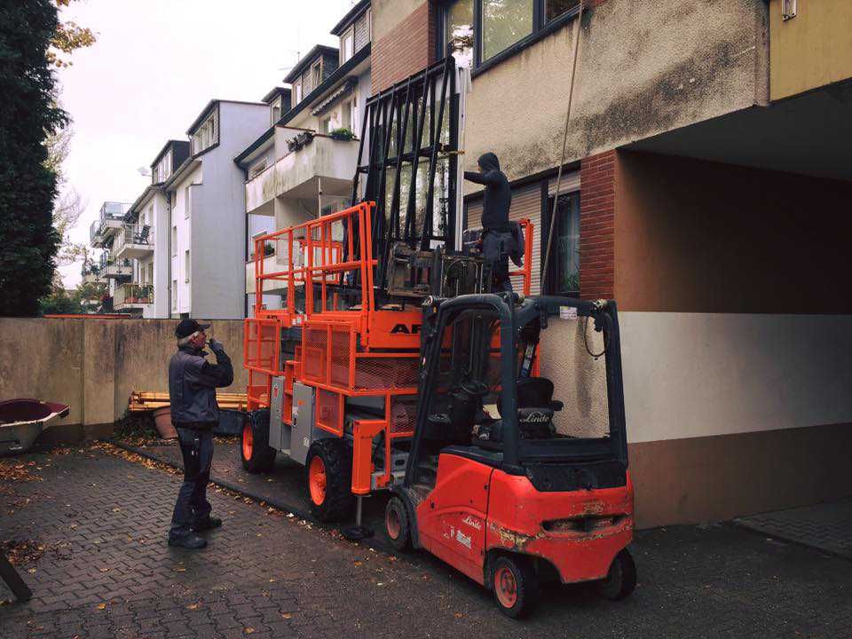 Montage einer Schiebetür im dritten Stock