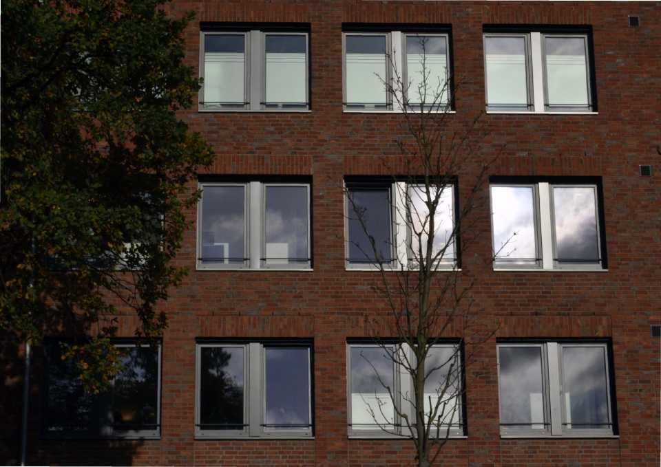 Ärztehaus aus Backstein mit Fenstern