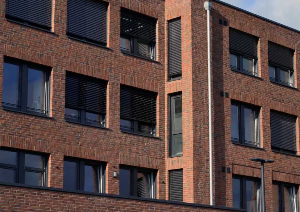 Viele verdunkelte Fenster am Ärztehaus